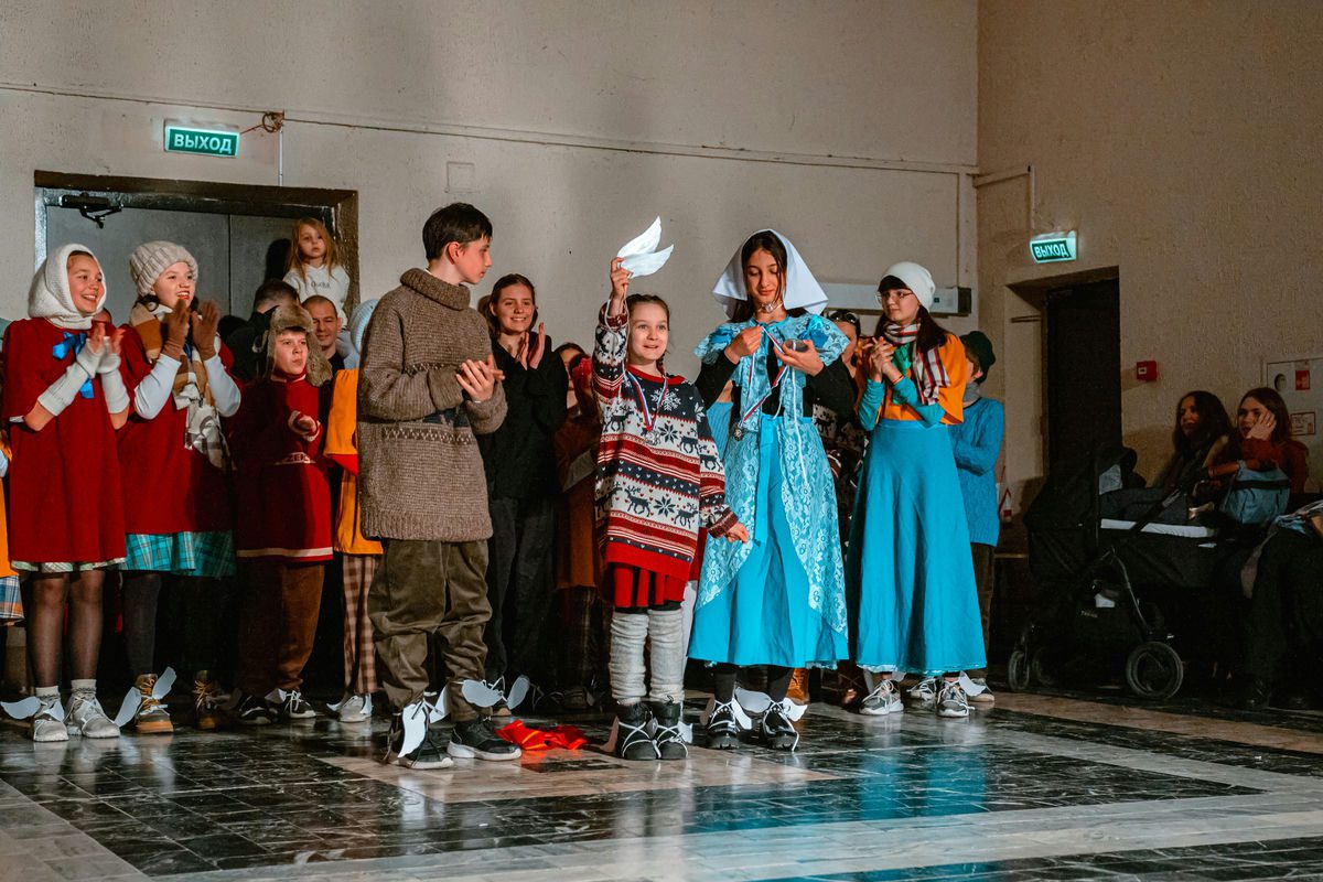 Группа участников театрального выступления
